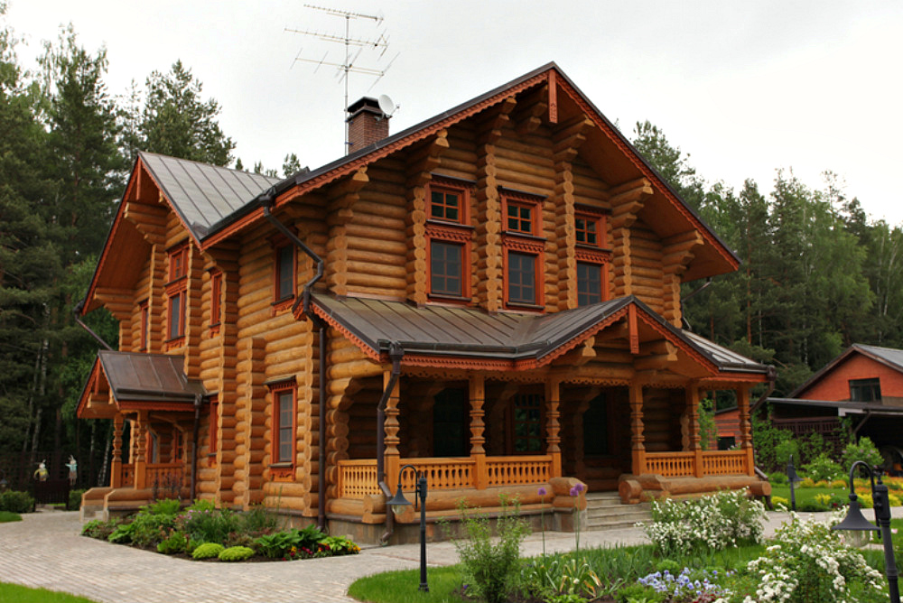 Какими материалами покрывают деревянные дома, построенные из бревен